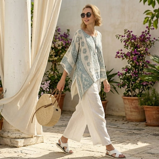 Annalisa – Blusa estampada cómoda combinada con pantalones blancos de pierna larga