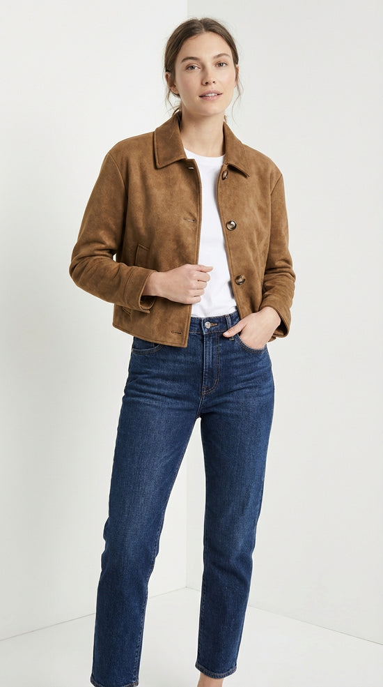 Chaqueta de cuello solapa y manga larga. Bolsillos delanteros de vivo. Cierre frontal con botones.